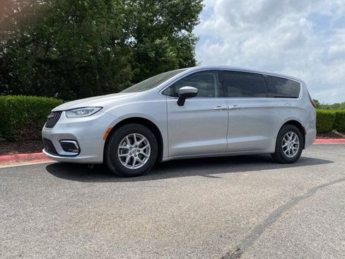 Used 2023 Chrysler Pacifica Touring-L FWD image 12