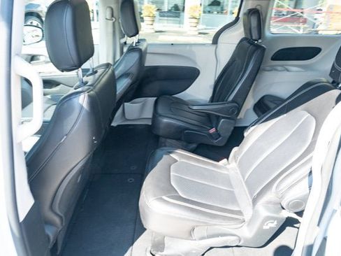 Used 2024 Chrysler Pacifica Touring-L FWD image 30