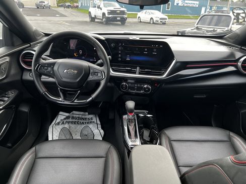 Used 2025 Chevrolet Trax RS w/ Sunroof Package image 8