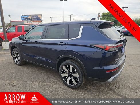 New 2025 Mitsubishi Outlander SE image 8