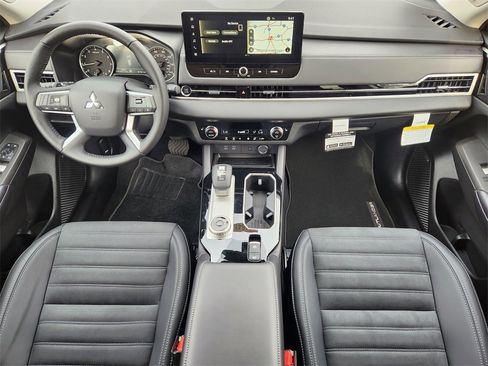 New 2025 Mitsubishi Outlander SE image 18