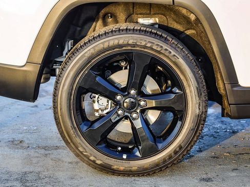 New 2025 Jeep Grand Cherokee Altitude image 12