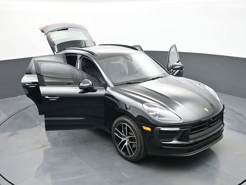 Certified 2025 Porsche Macan AWD/4WD image 33