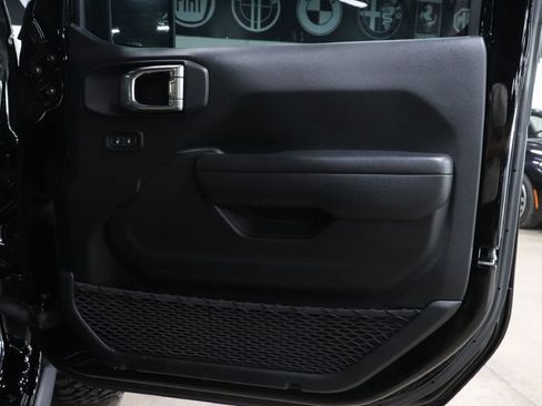 Used 2023 Jeep Wrangler Unlimited w/ Sun & Screen Package image 23