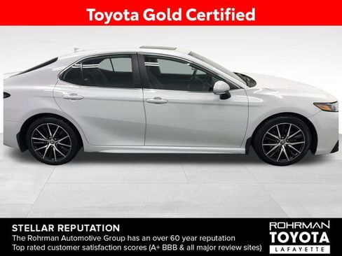 Certified 2022 Toyota Camry SE image 9