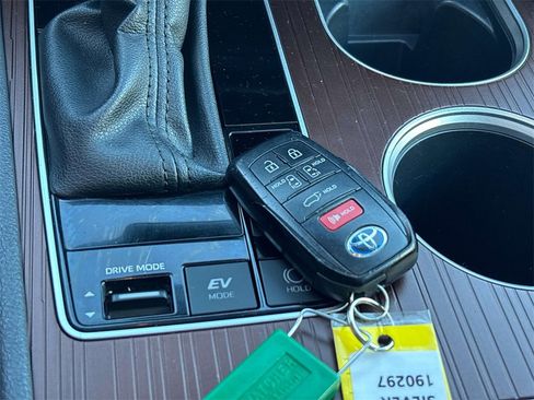 Used 2024 Toyota Sienna XLE image 28