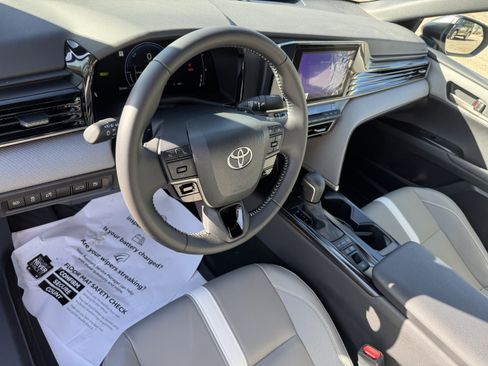 Used 2025 Toyota Camry SE image 12