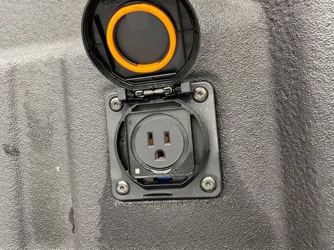 Used 2024 Chevrolet Colorado Z71 w/ Z71 Convenience Package 2 image 16