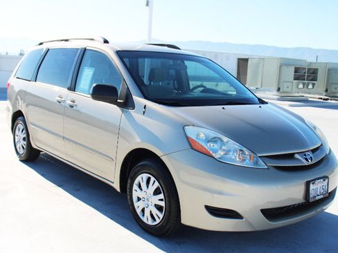 Used 2008 Toyota Sienna CE image 2