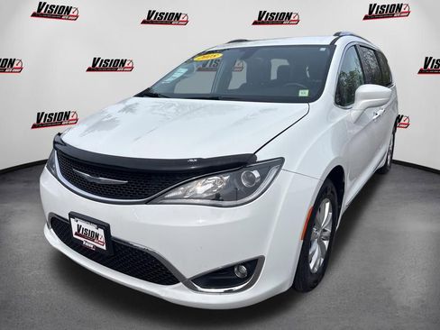Used 2018 Chrysler Pacifica Touring-L FWD image 1