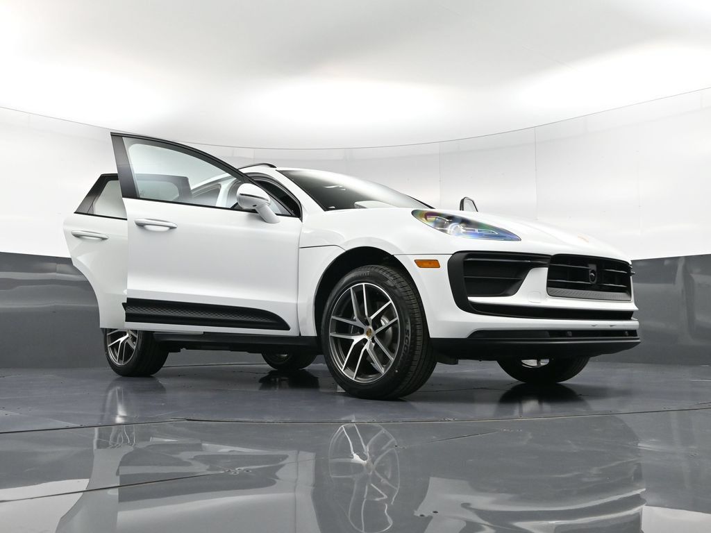 Certified 2026 Porsche Macan AWD/4WD image 38