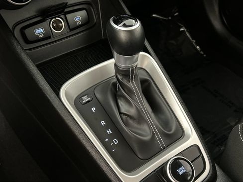 Used 2025 Hyundai Venue SEL FWD image 17