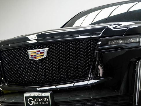 Used 2024 Cadillac Escalade ESV Sport image 2