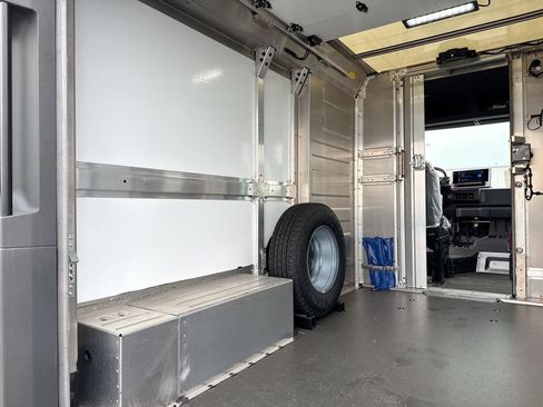 Used 2024 Chevrolet Brightdrop 400 w/ Commercial Equipment Package AWD/4WD image 15