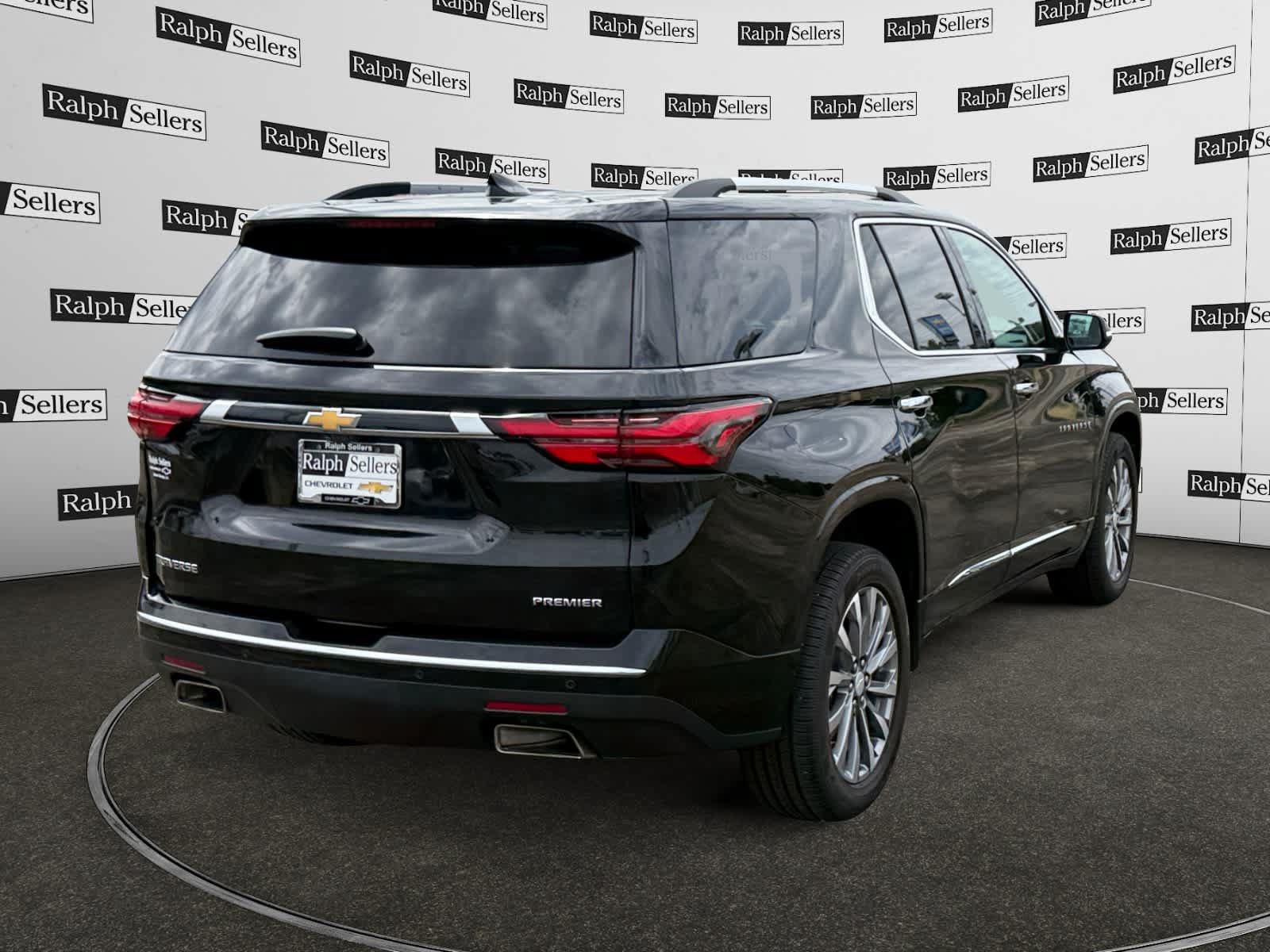 Used 2023 Chevrolet Traverse Premier FWD image 4