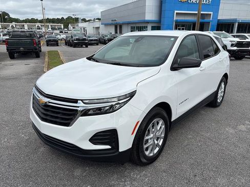 Used 2023 Chevrolet Equinox LS w/ LS Convenience Package FWD image 2