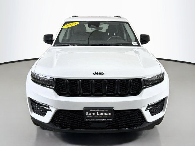 Used 2023 Jeep Grand Cherokee Limited w/ Black Appearance Package AWD/4WD image 2