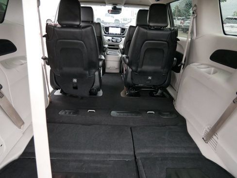 Used 2024 Chrysler Pacifica Limited FWD image 11