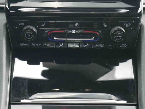Certified 2024 Jeep Grand Cherokee Altitude AWD/4WD image 8