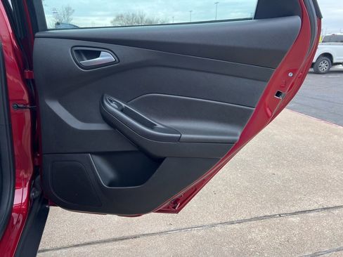 Used 2016 Ford Focus SE w/ SE Power Seat Package image 12