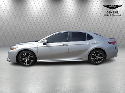 Used 2019 Toyota Camry SE FWD image 2