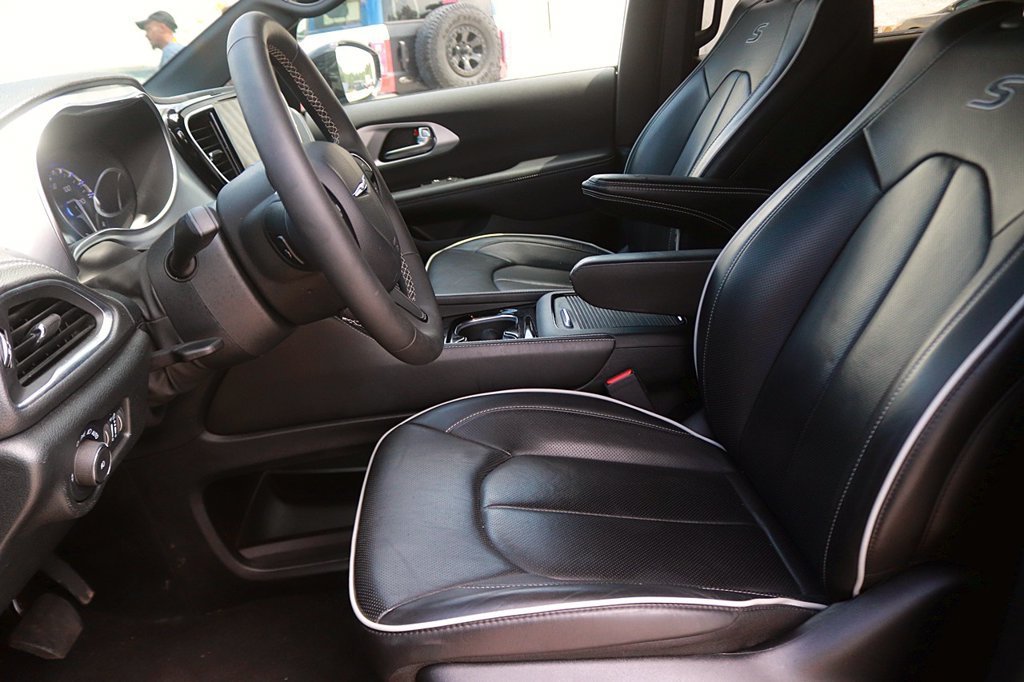 Used 2025 Chrysler Pacifica Limited FWD image 13