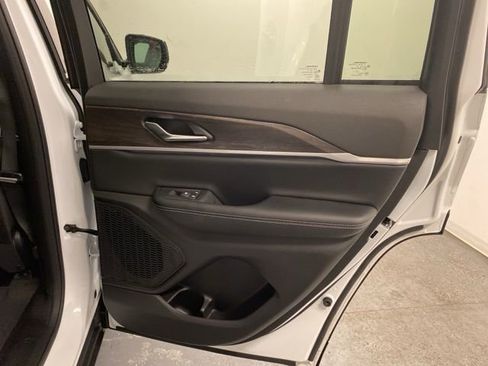 Used 2025 Jeep Grand Cherokee Limited image 25