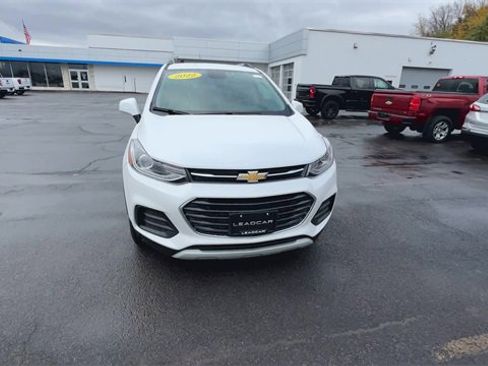 Used 2022 Chevrolet Trax LT w/ LT Convenience Package image 3