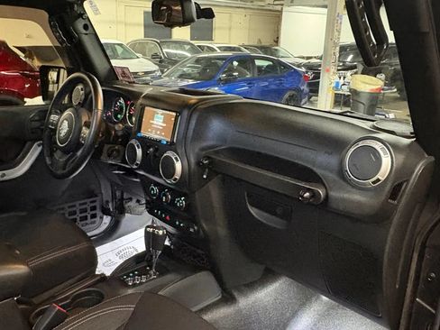 Used 2017 Jeep Wrangler Rubicon w/ Connectivity Group AWD/4WD image 19