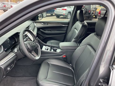 New 2025 Jeep Grand Cherokee Limited w/ Black Appearance Package image 12