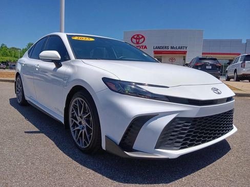 Used 2025 Toyota Camry SE FWD image 2