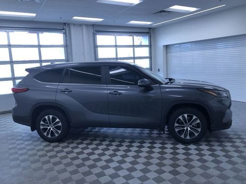 Certified 2023 Toyota Highlander XLE image 37
