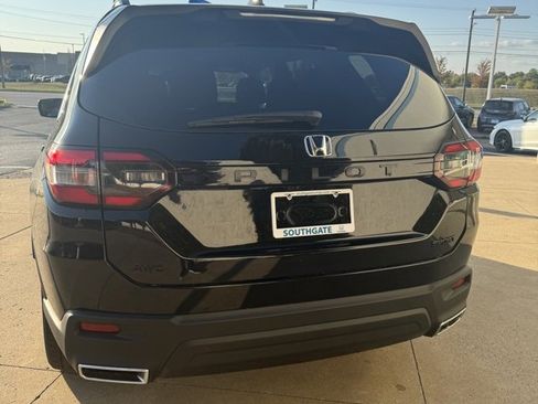 New 2025 Honda Pilot Sport image 3