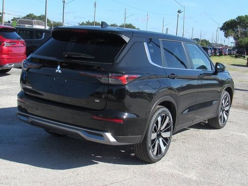 New 2025 Mitsubishi Outlander SE image 3