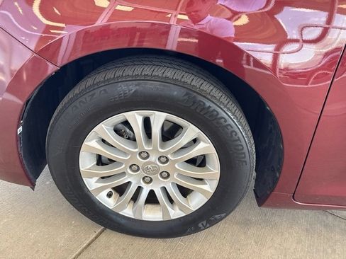 Used 2016 Toyota Sienna XLE Premium FWD image 13
