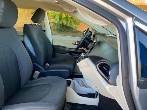 Used 2019 Chrysler Pacifica LX w/ Tire & Wheel Group FWD image 44