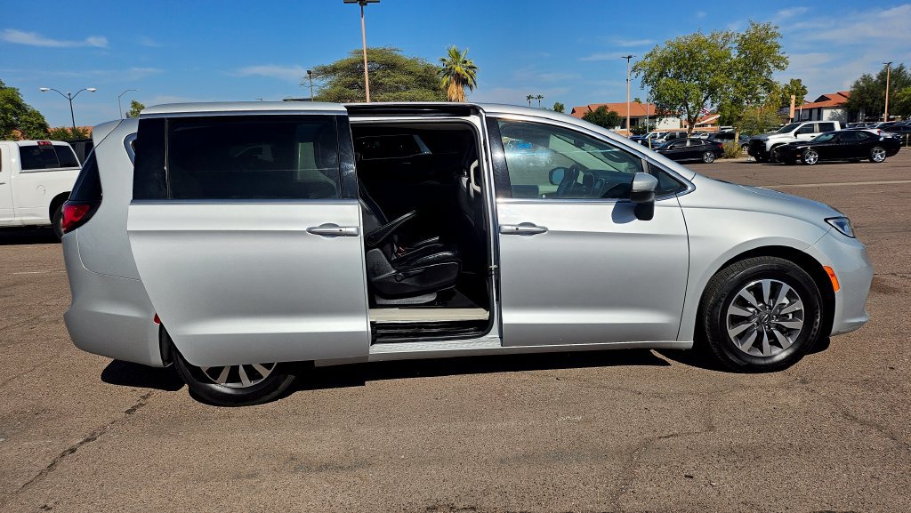 Used 2023 Chrysler Pacifica Touring-L FWD image 22