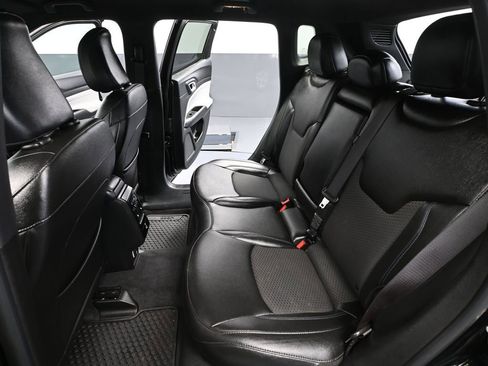 Used 2024 Jeep Compass Latitude w/ Convenience Group AWD/4WD image 39