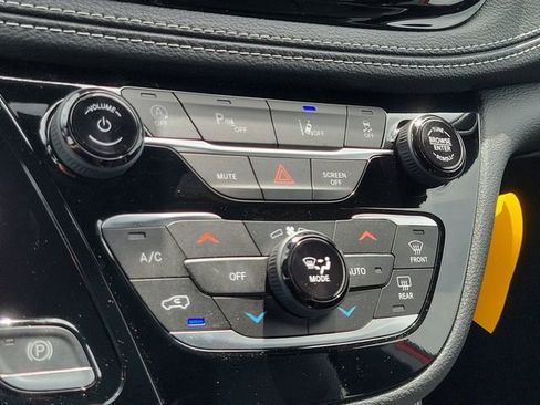 New 2026 Chrysler Pacifica Limited image 23