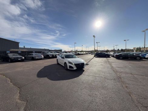 Used 2025 Nissan Altima 2.5 SV FWD image 12