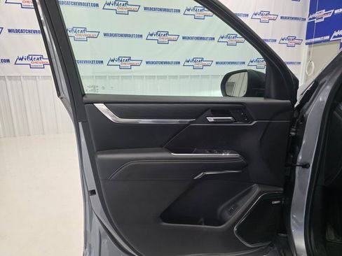 Used 2025 GMC Acadia Elevation image 12