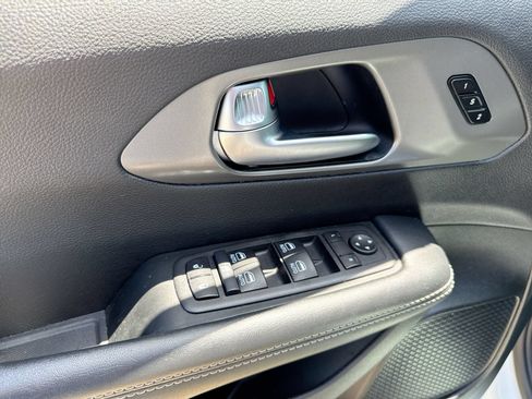 Used 2025 Chrysler Pacifica Select FWD image 13
