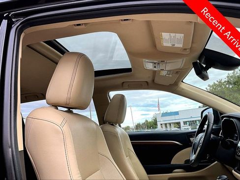 Certified 2019 Toyota Highlander Limited AWD/4WD image 28