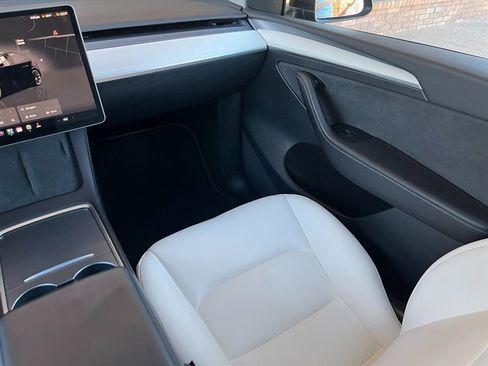 Used 2022 Tesla Model Y Long Range AWD/4WD image 18