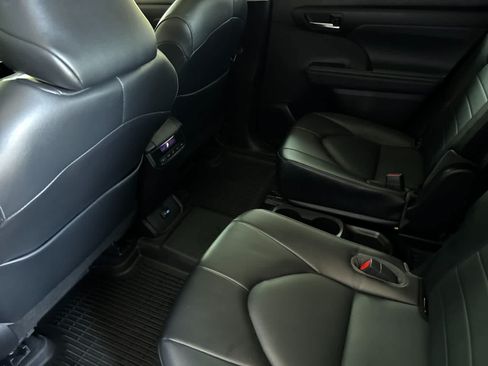 Used 2022 Toyota Highlander XLE FWD image 4