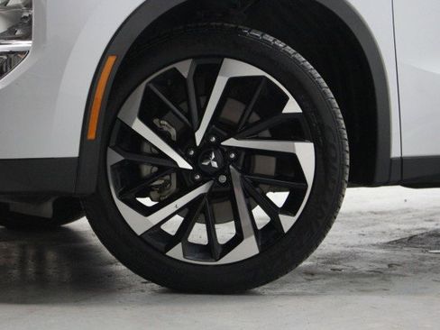 Used 2022 Mitsubishi Outlander SE image 3