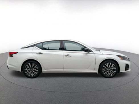 Used 2025 Nissan Altima 2.5 SV FWD image 14
