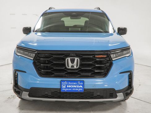 Certified 2025 Honda Pilot TrailSport image 3