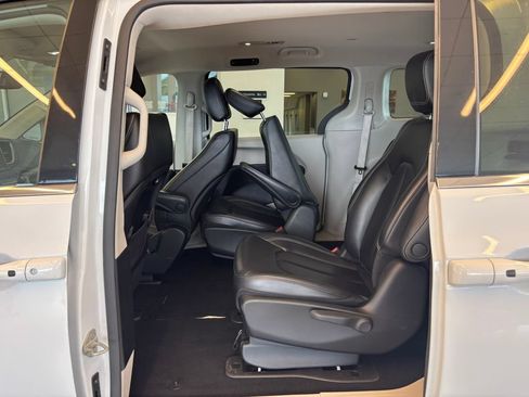 Used 2023 Chrysler Pacifica Touring-L FWD image 23
