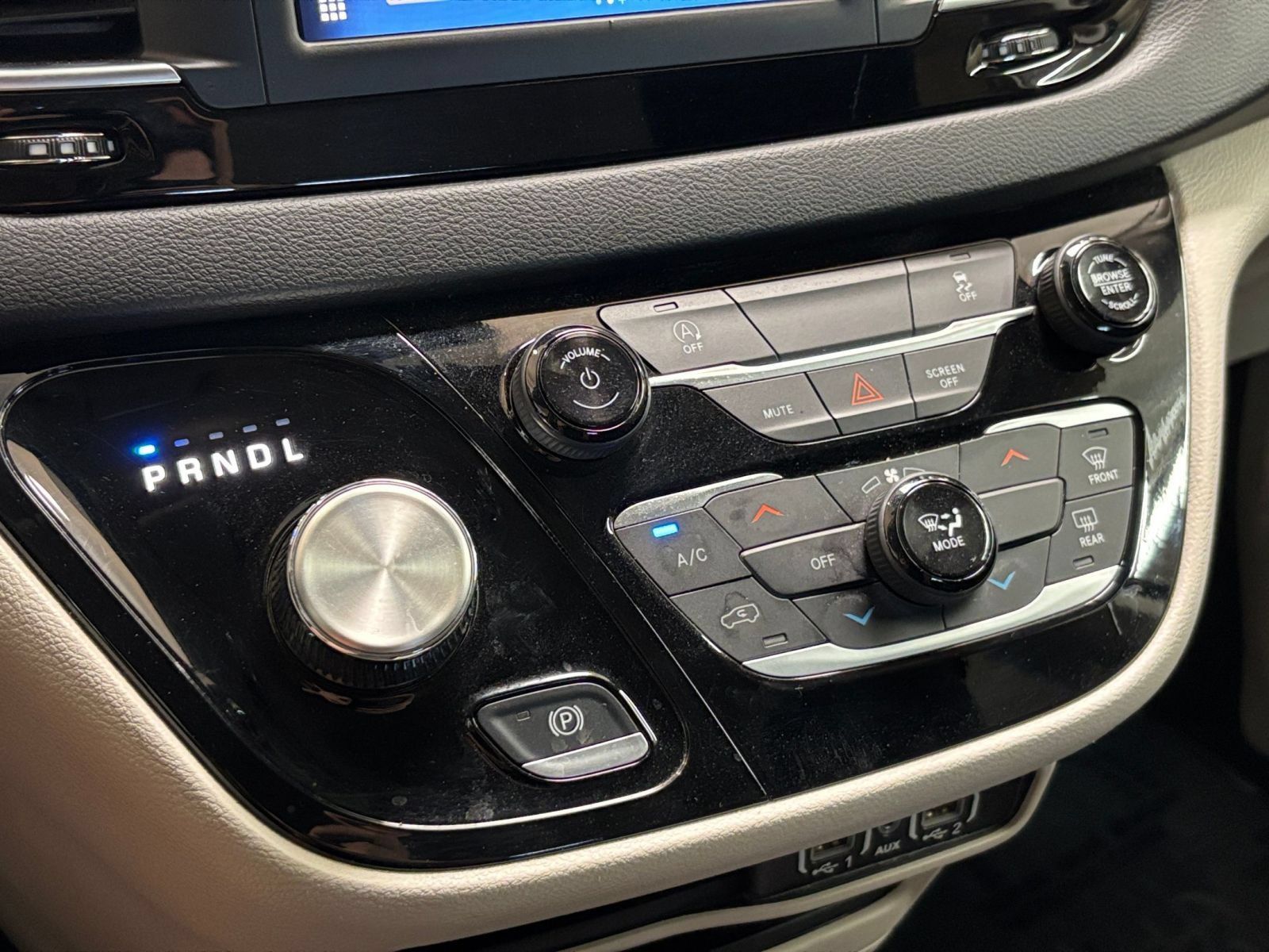 Used 2024 Chrysler Voyager LX FWD image 43